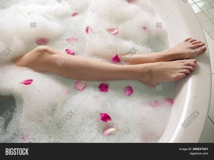 Женские ножки в ванной