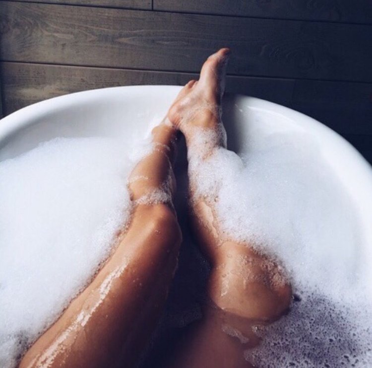 Женские ноги в ванне