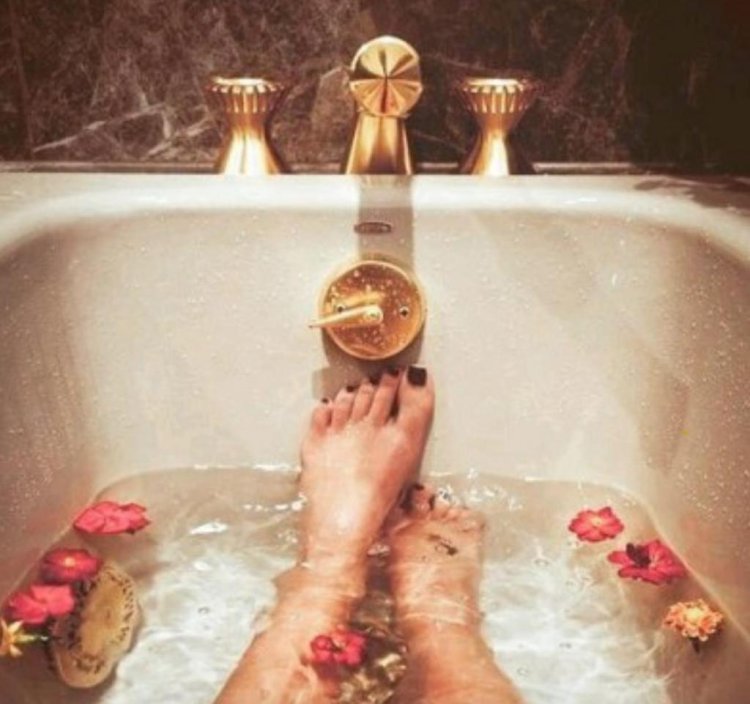 Парень с девушкой в ванне