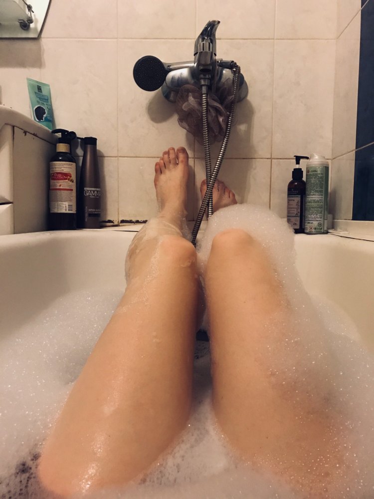 Ножки девушки в ванной