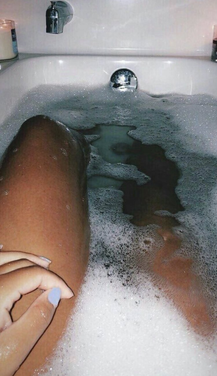 Девушка в ванной