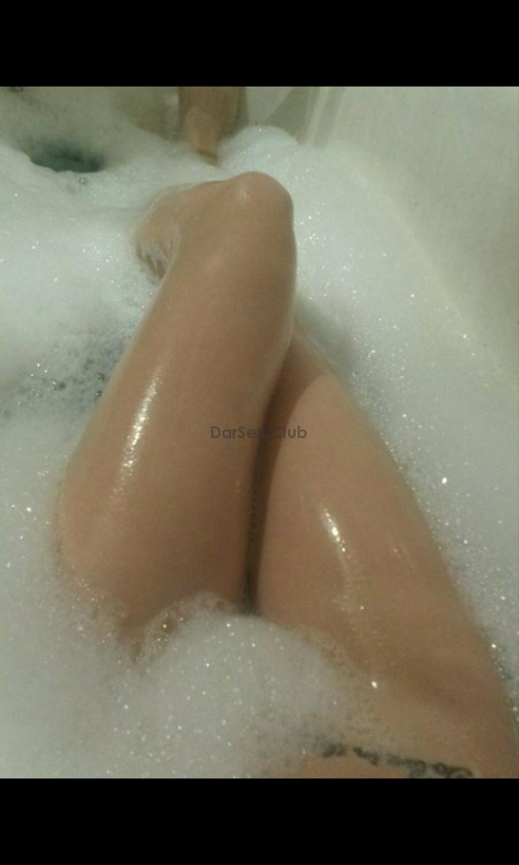 Женские ножки в ванной