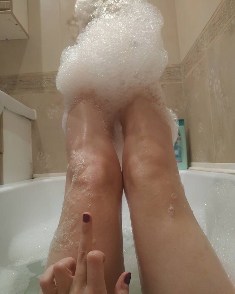 Голые женские ступни в ванной