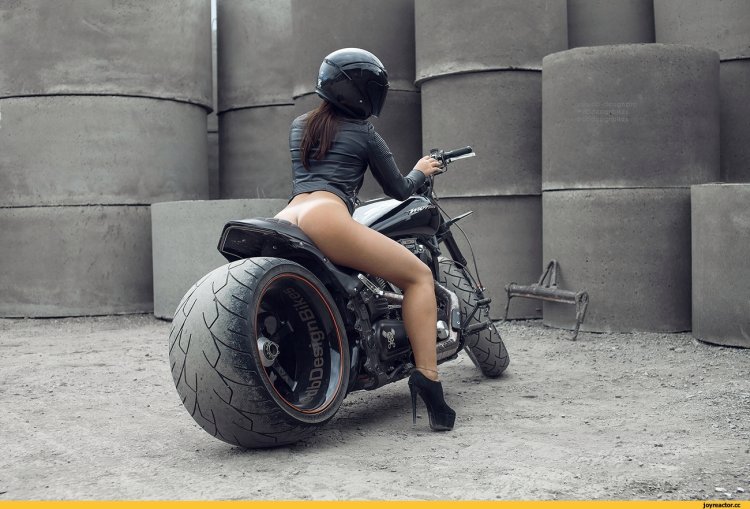 Голые байкерши в шлеме