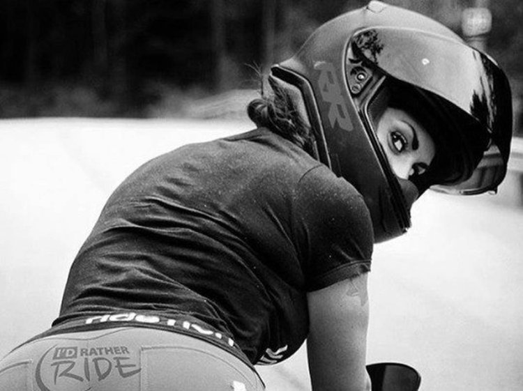 Телка на мотоцикле