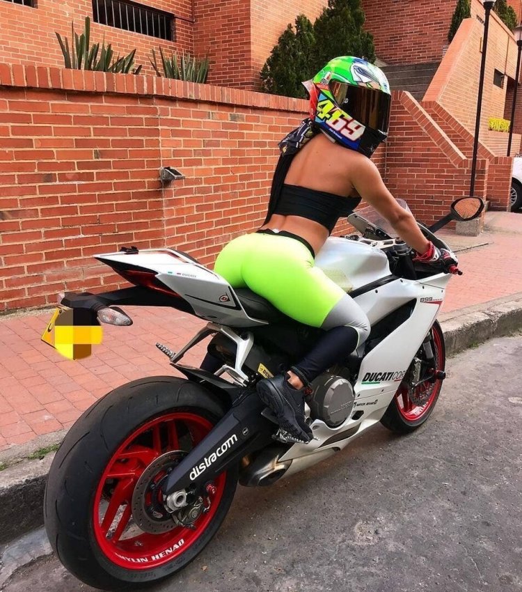 Девушка на мотоцикле сзади