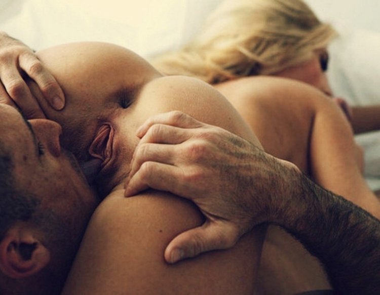 Лижет попку девушке в трусиках