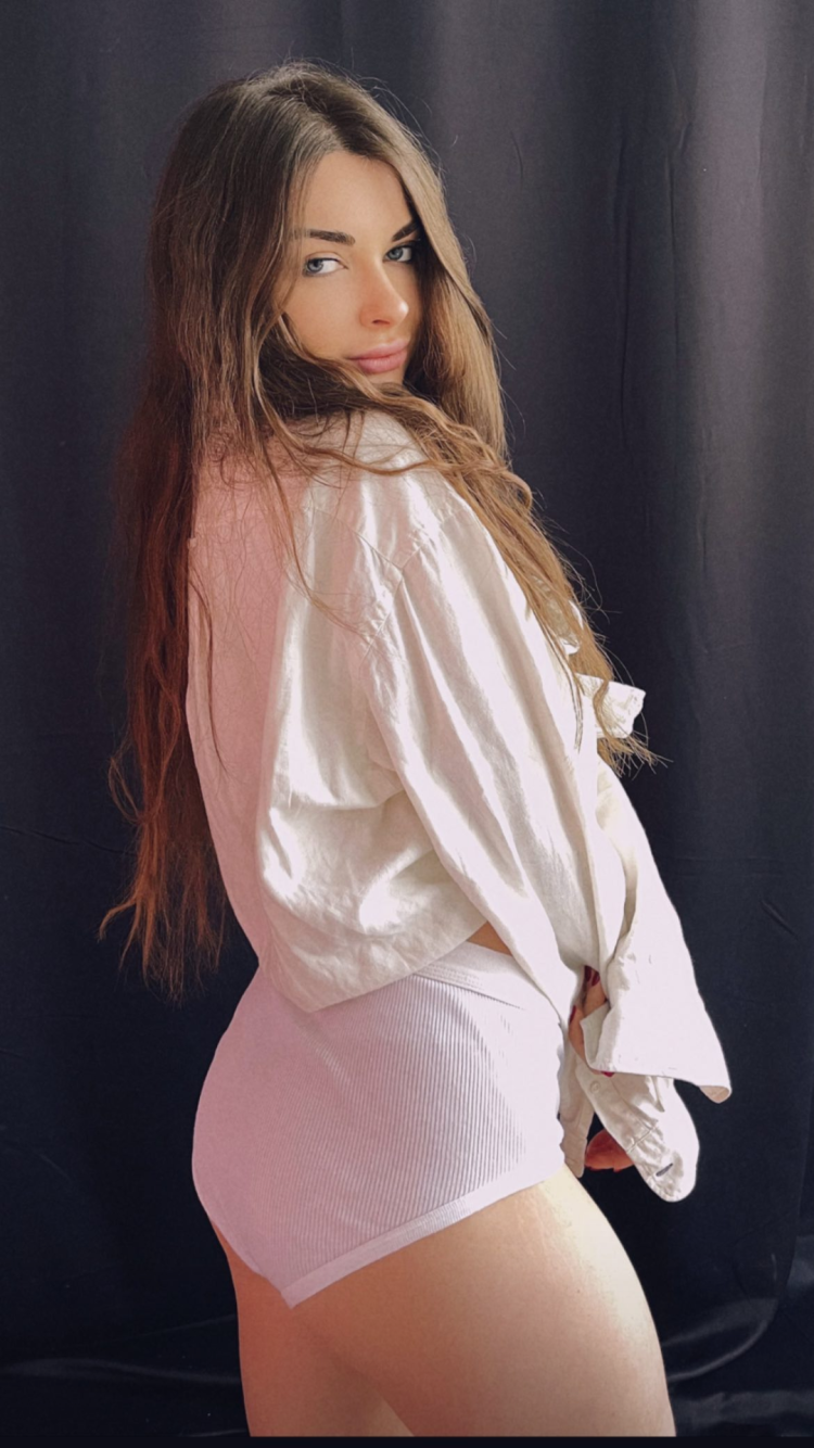 Стримерша DOIIIUK