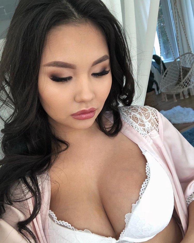 Айжан Асемова бикини