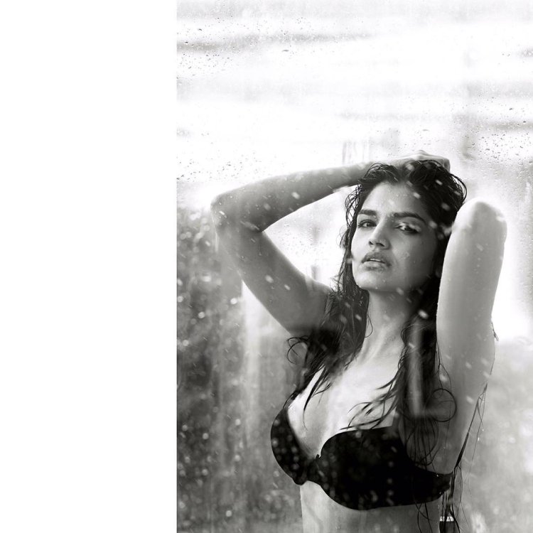 Alisha Newman в купальнике