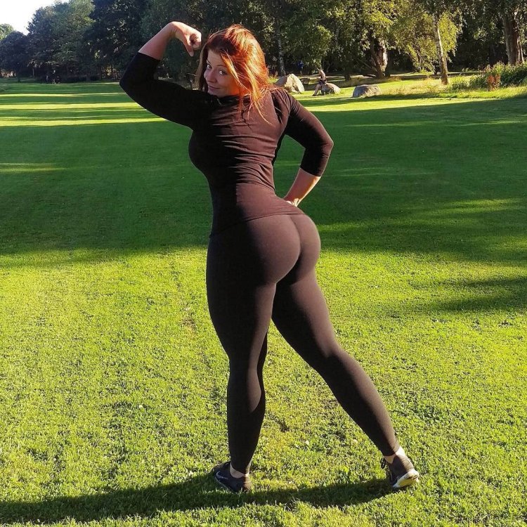 Наклонилась в платье