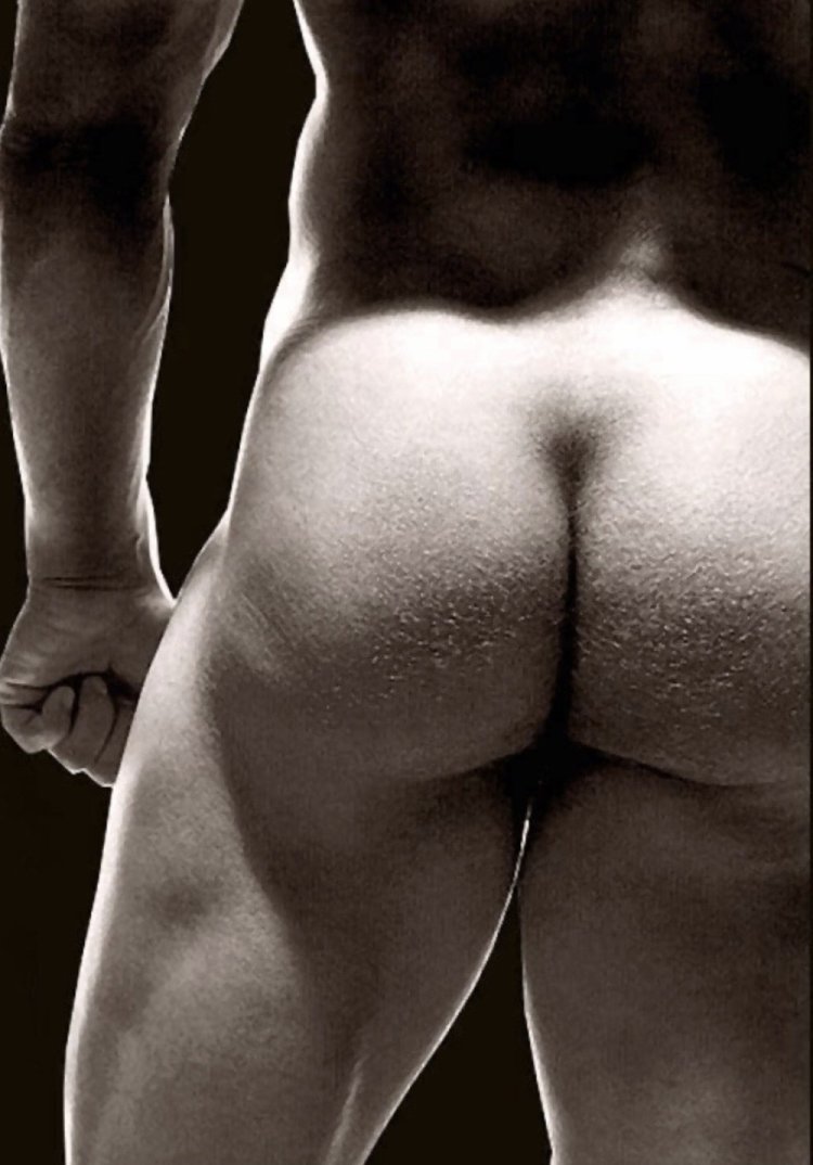 Голая попа мужчины и женщины
