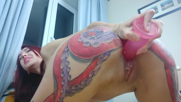 Баба и тату осьминога в анале