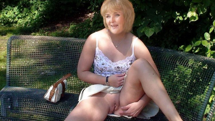 Взрослые женщины в юбке без трусов