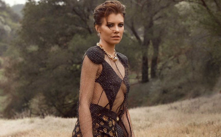 Лорен Коэн грудь