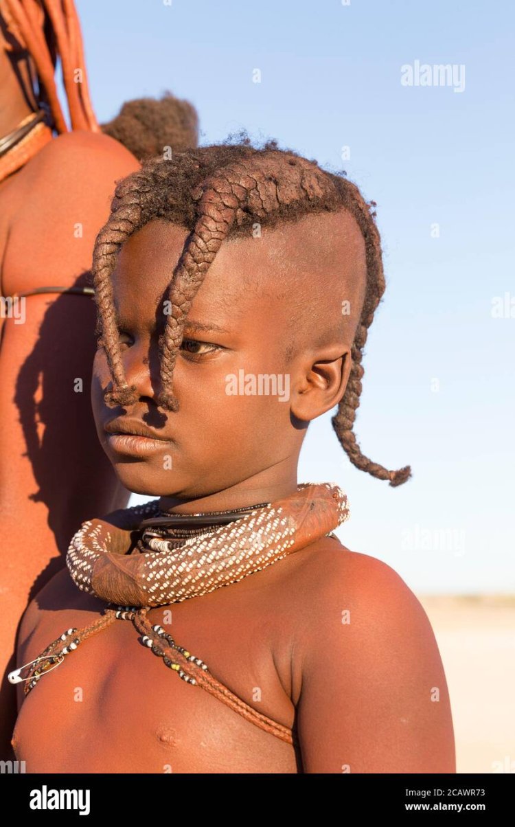 Африканское племя с трубкой на гениталиях
