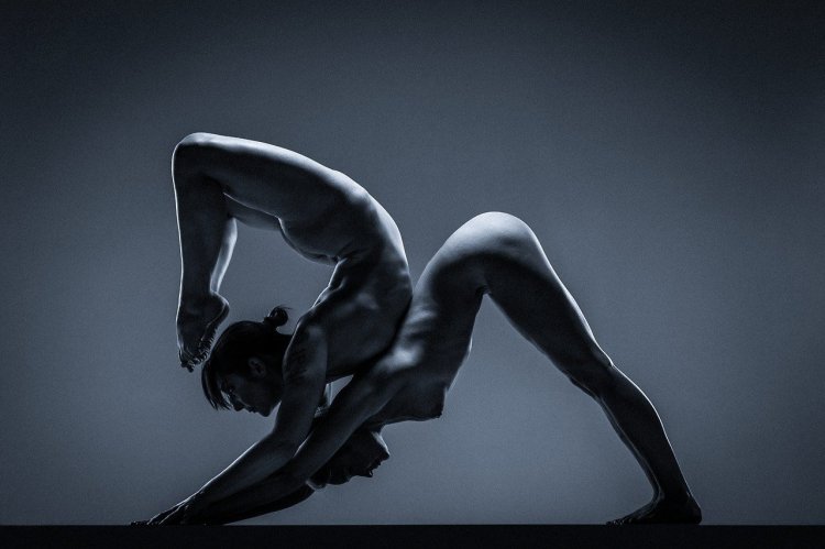 Голые женщины занимаются спортом