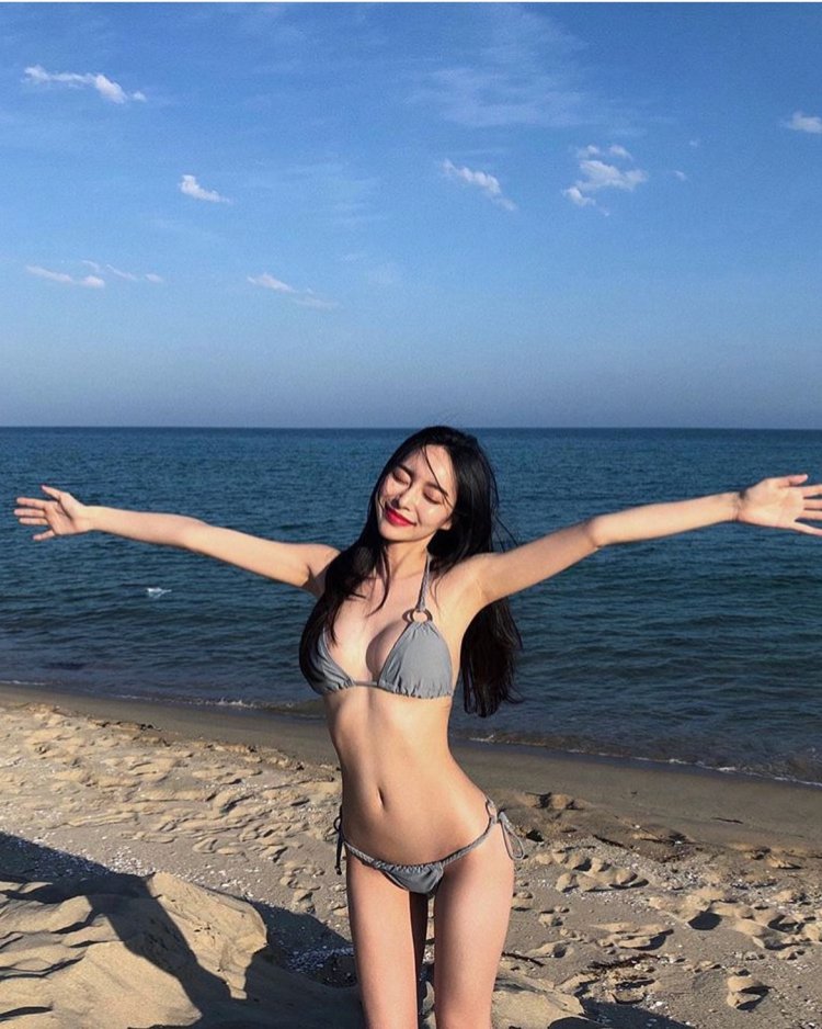 Хельга Ловкейти в бикини