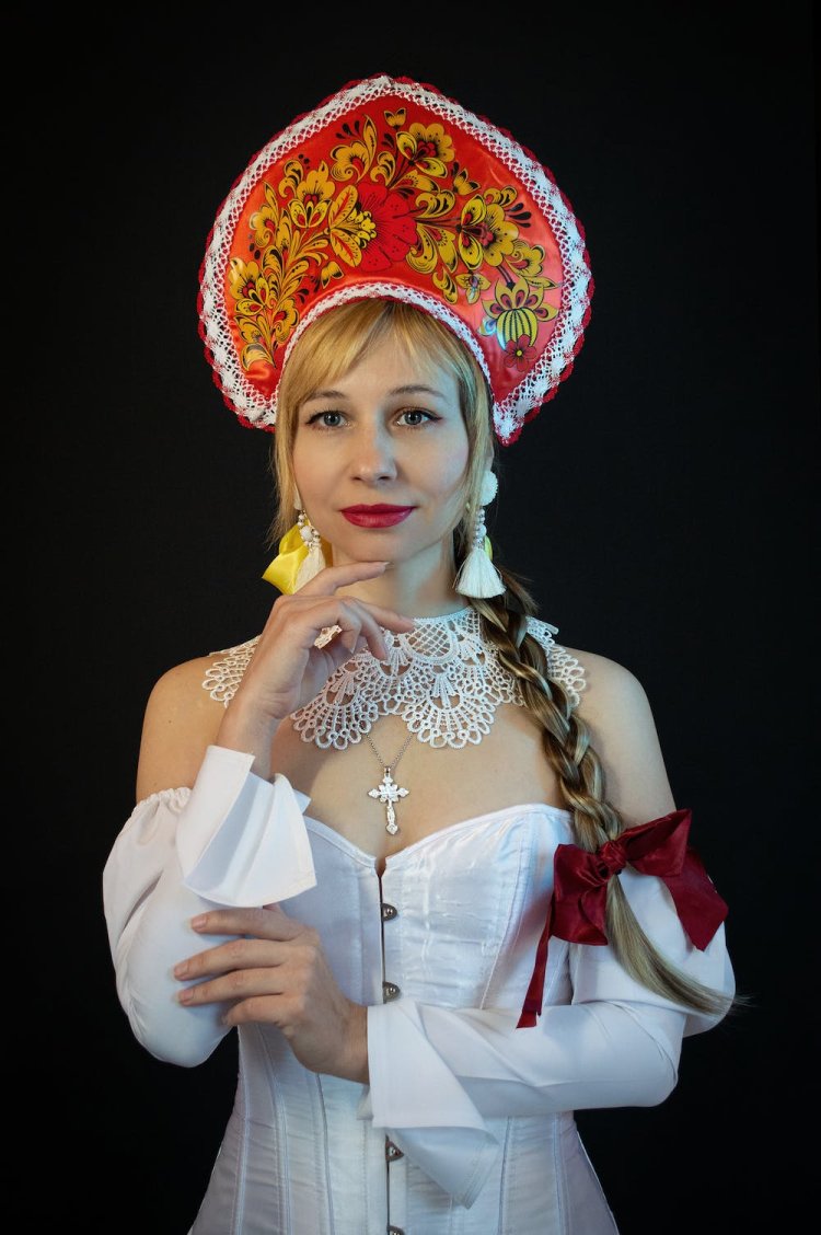 Голые женщины в кокошниках