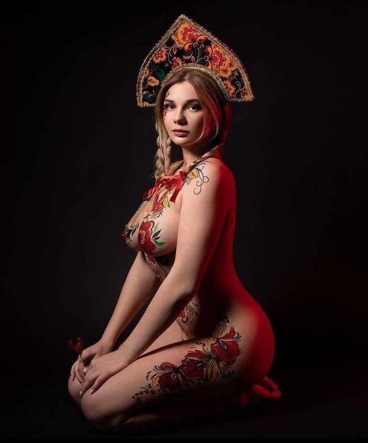 Девушка в кокошнике секси