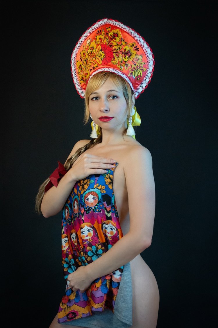 Девушка в кокошнике с пирогом