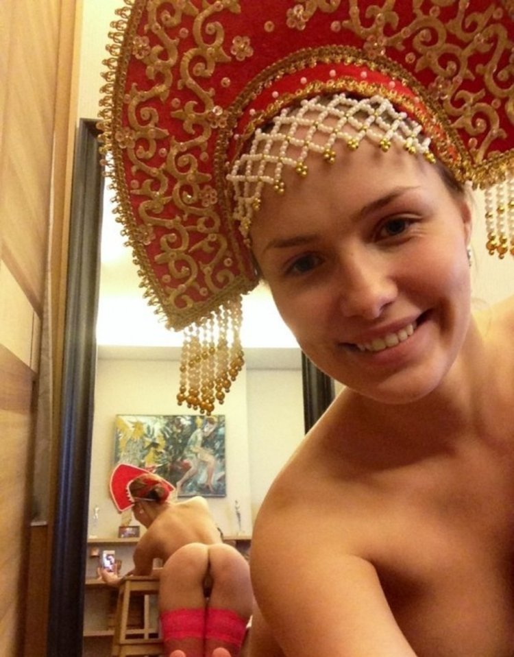 Голая жена Марго в кокошнике