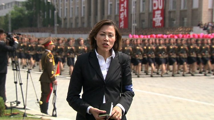 Женщина на параде в армии Северной Кореи