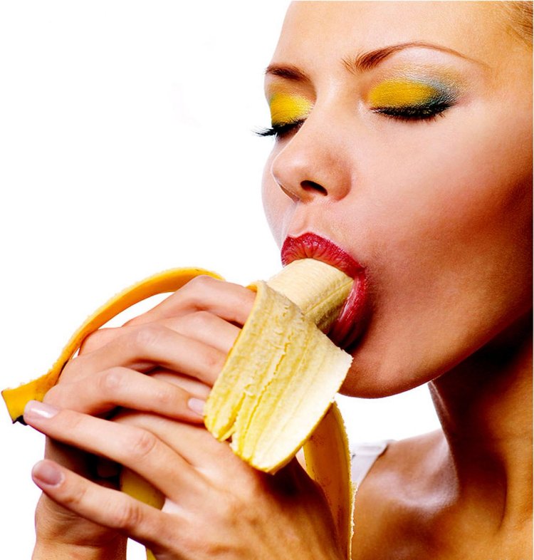 Азиатка с бананом