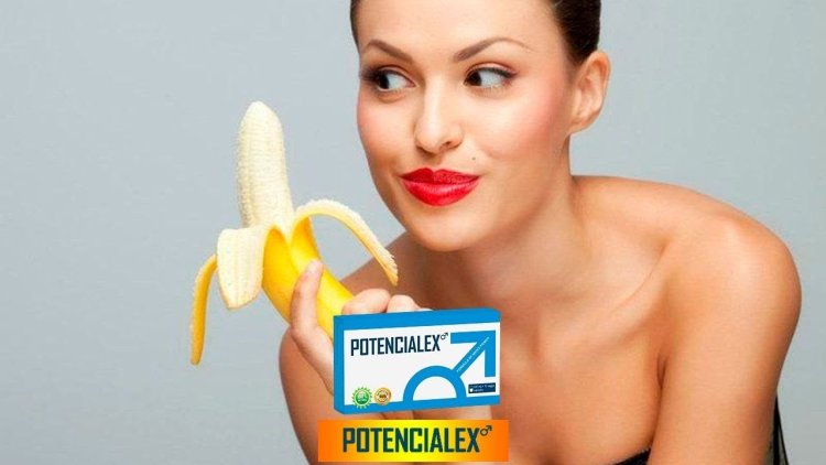 Девушка ест банан