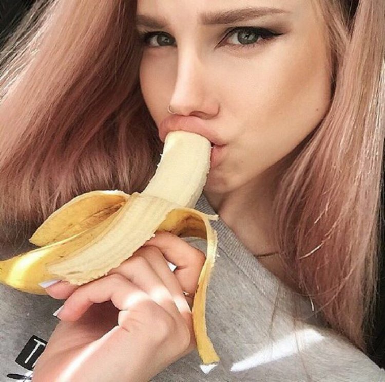 Девушка ест банан арт