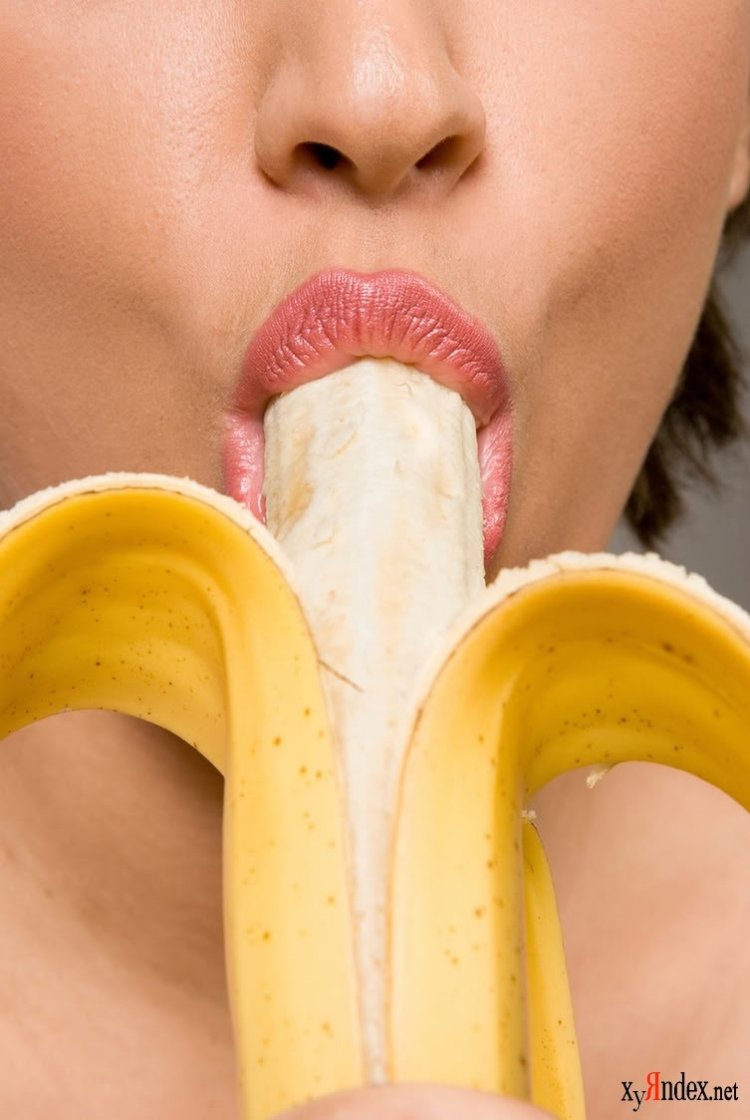 Девушка сосет банан (73 фото)
