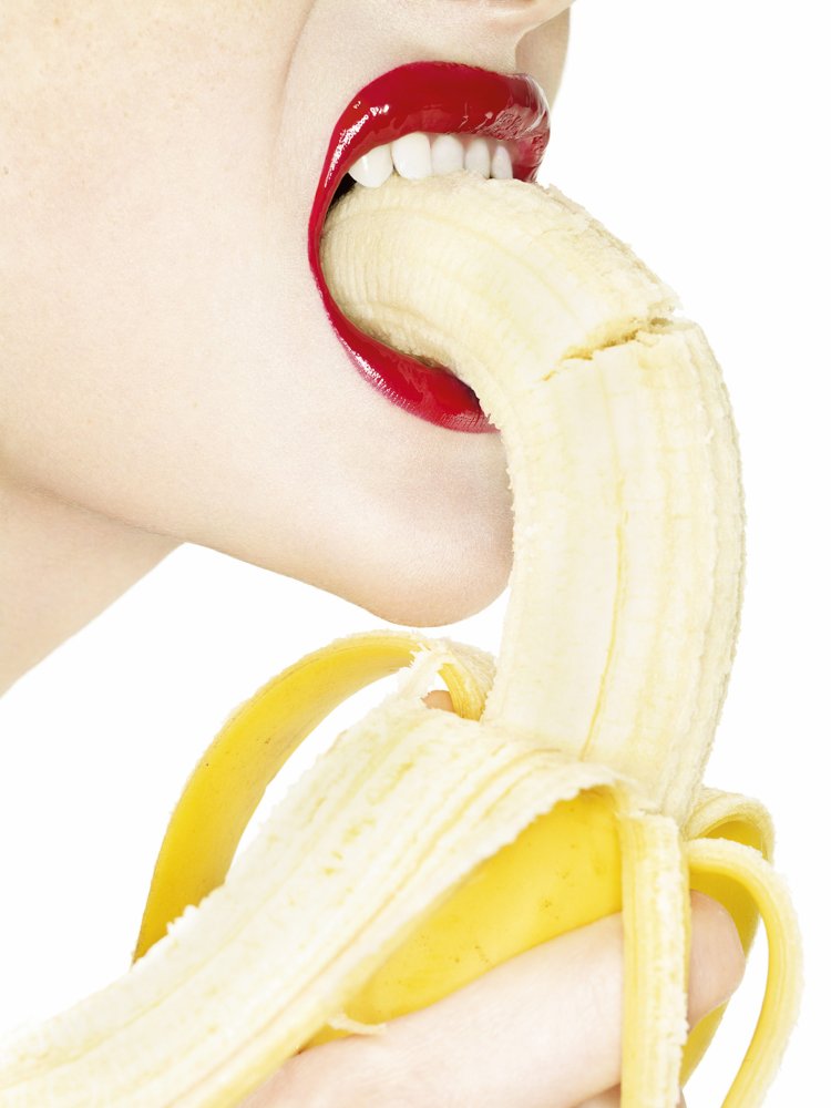 Девушка держит банан