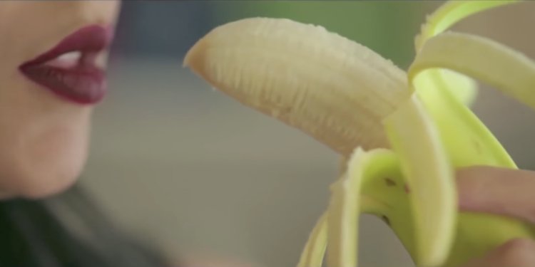 Девушка с бананом во рту