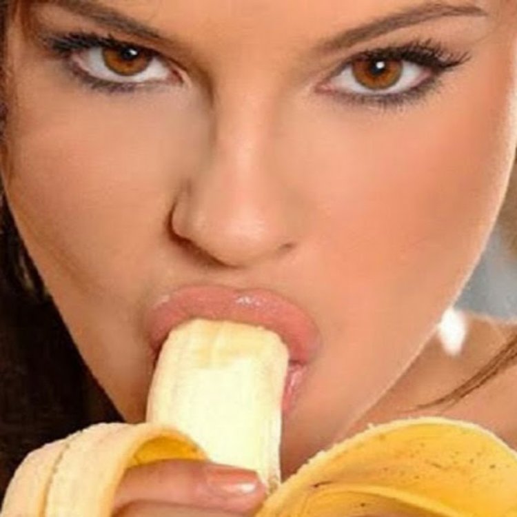 Девушка и банан со сгущенкой