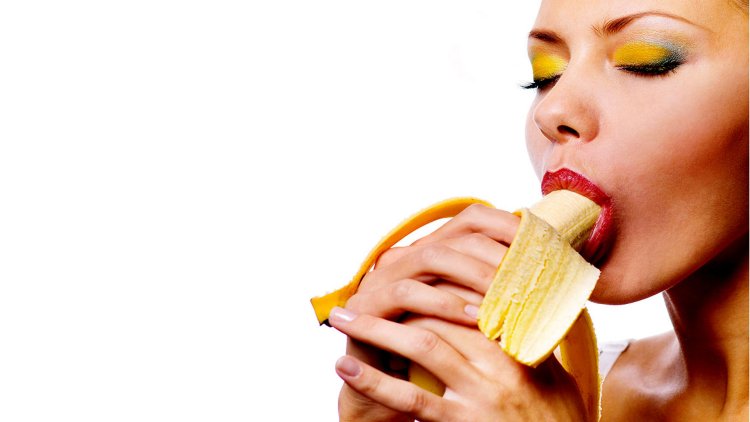 Блондинка с бананом