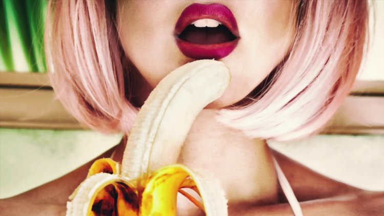 Девушка с бананом