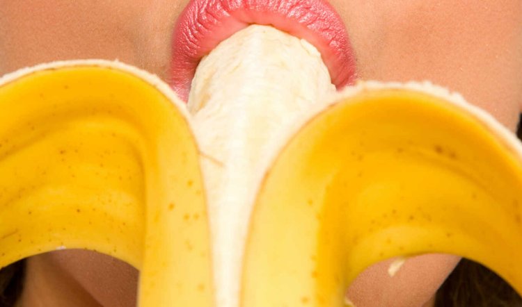 Поедание банана девушкой