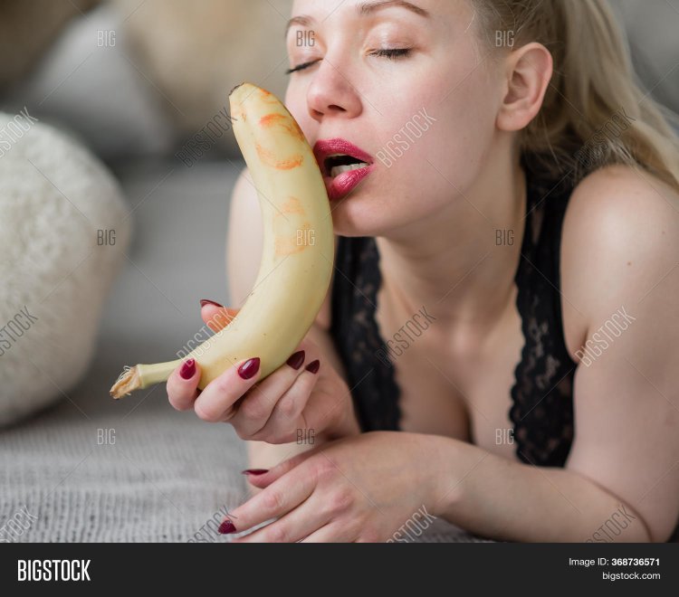 Девушка с бананом
