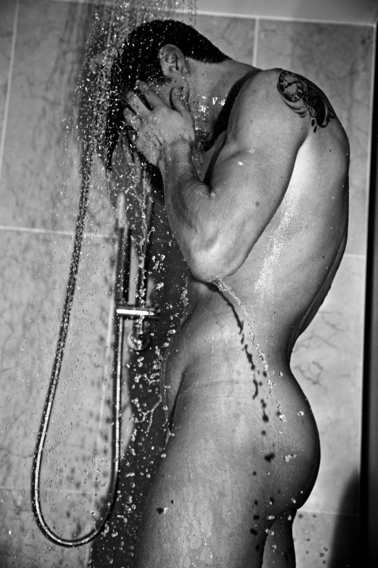 Голая мокрая блондинка