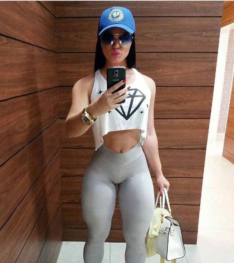 Девушка в прозрачных леггинсах