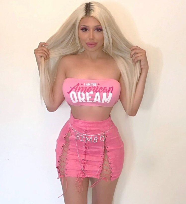 Alicia Amira в платье