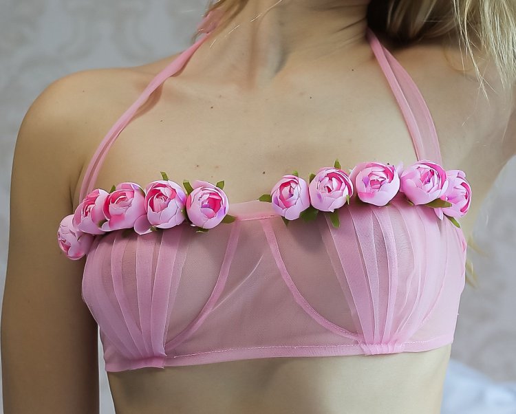 Красивые девушки в белых маечках