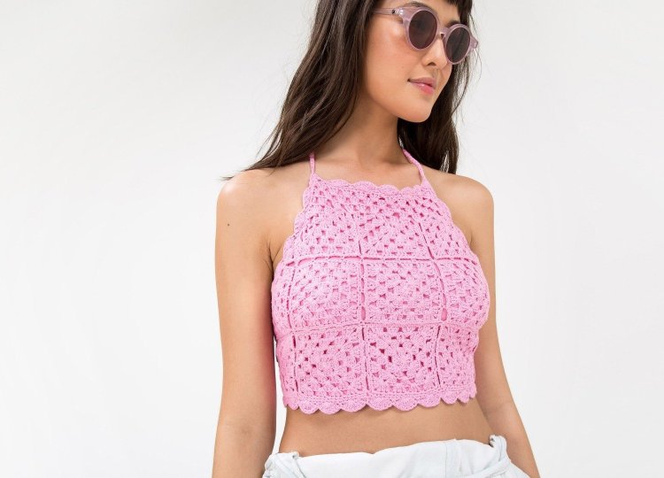 Прозрачный топ без бюстгальтера с короткими шортами