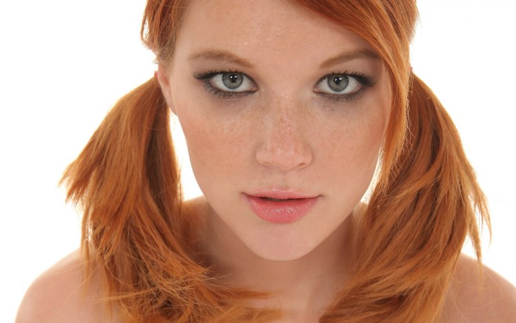 Рыжая девушка с веснушками