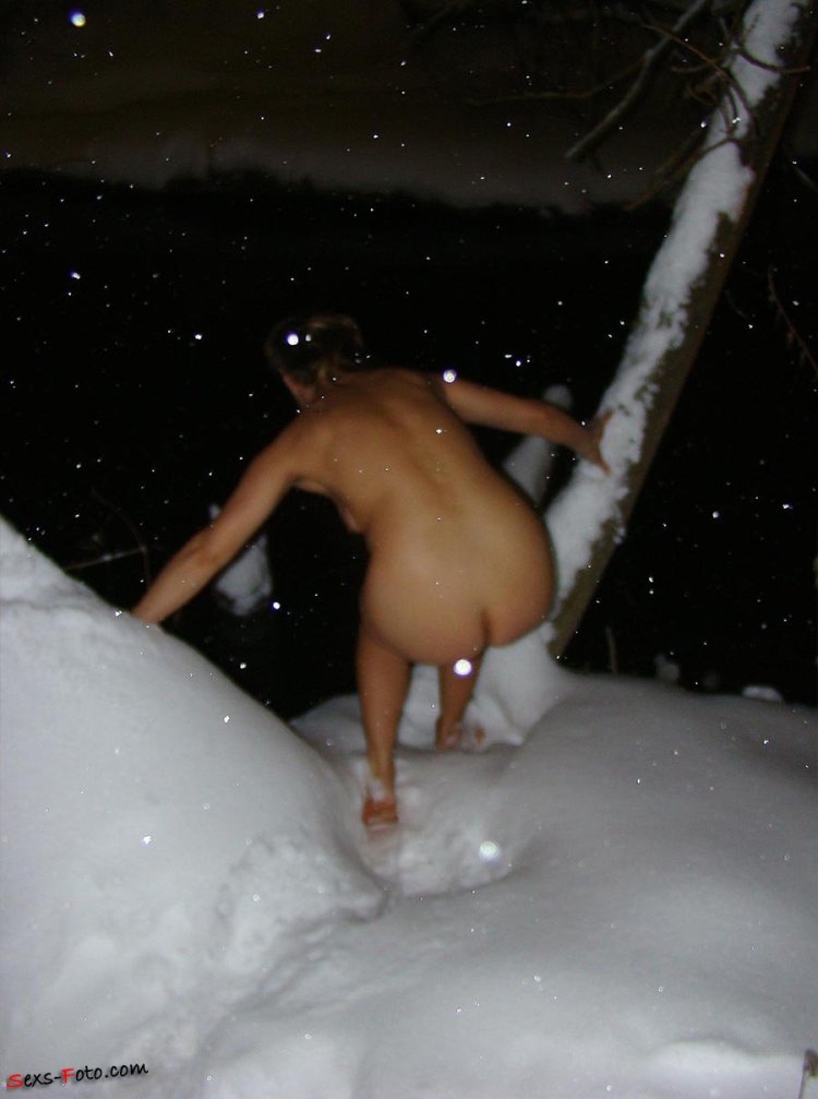 Голая на снегу