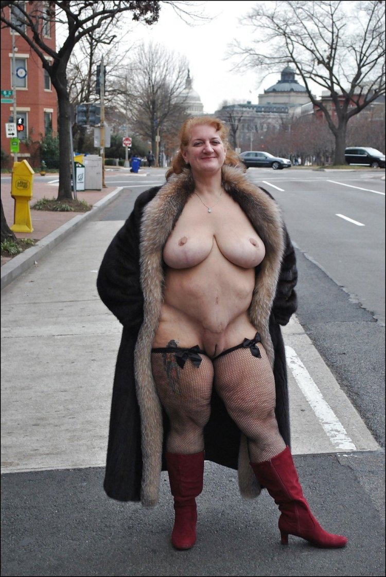 Пожилая эксгибиционистка