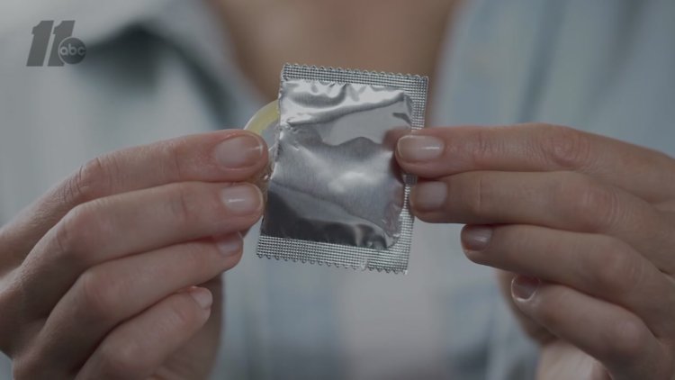 Трах попки в презервативе