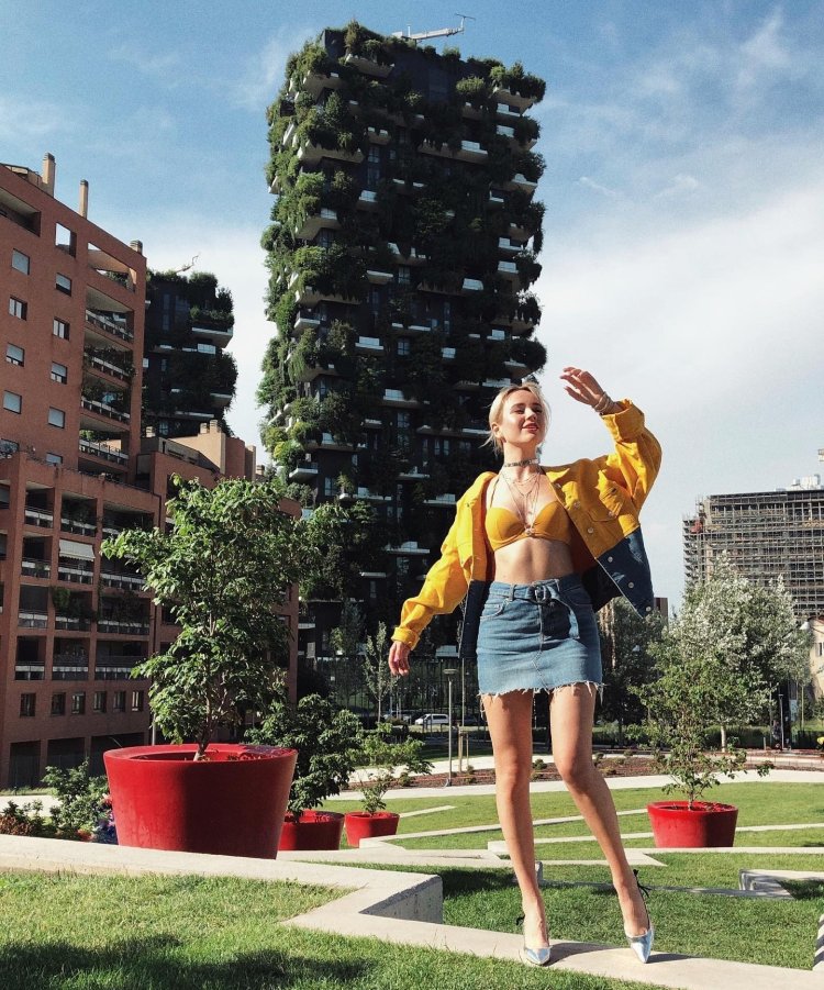 Клава Кока в купальнике