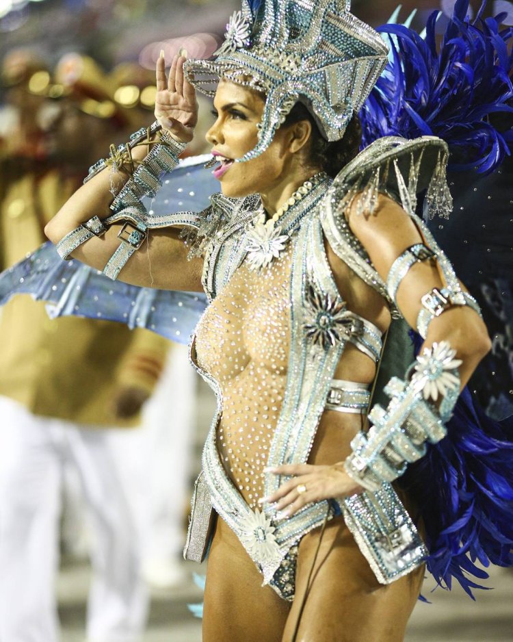 Дина саева 18