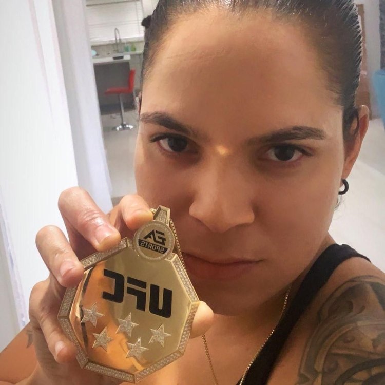 Amanda Nunes photo face